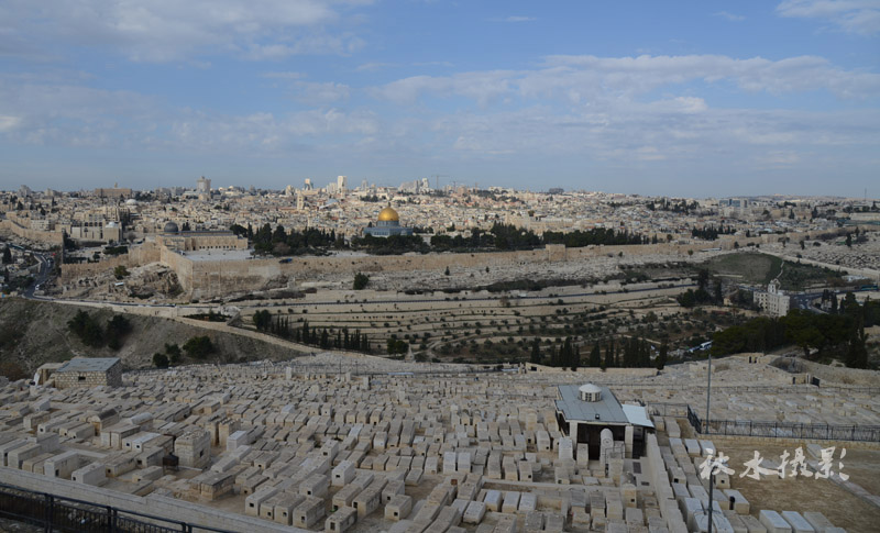 站在橄榄山上眺望耶路撒冷圣城，近处是犹太人的墓地