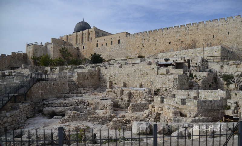 大卫城墙下随处可见被挖掘出来的古建筑遗址