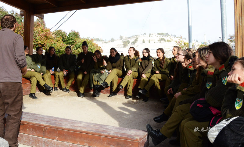 大卫城以色列女兵，面对镜头，她们总是友好地配合