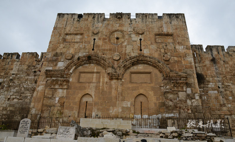 耶稣骑驴进城时候的东城门（金门），已被穆斯林人堵死并在周边堆满了死人的坟场