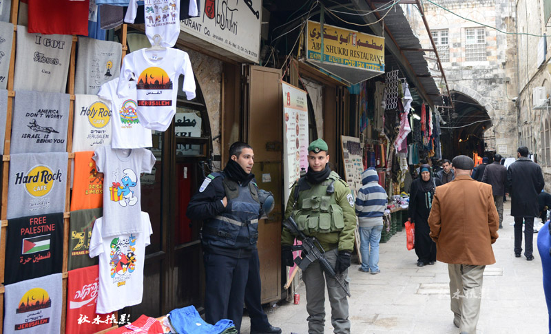 大卫城阿拉伯人穆斯林居住地也是耶稣钉十架经过之地，因安全问题各个路口有荷枪实弹的以色列警察和士兵在执勤