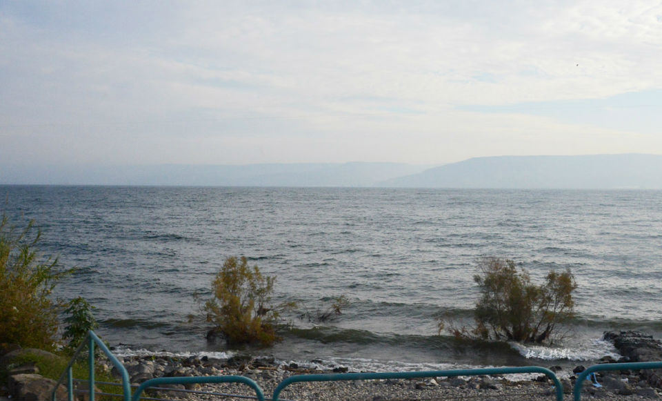 微风中的加利利海面和远处的戈兰高地