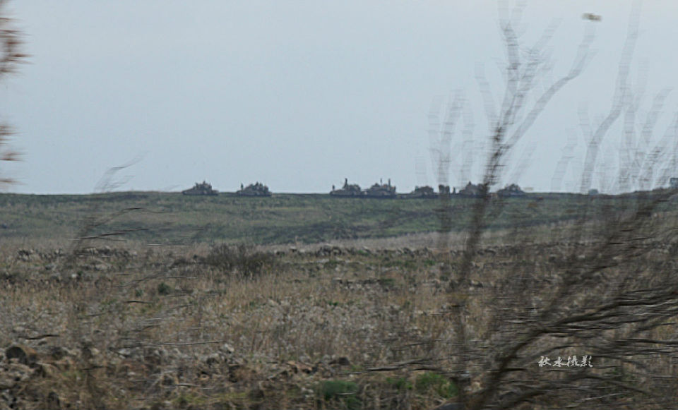 戈兰高地上远处的以色列士兵和作战坦克