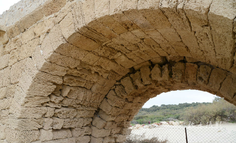 古老的淡水渠石拱门桥墩